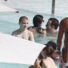 Rocco, filho de Madonna, se diverte na piscina do hotel Fasano, no Rio
