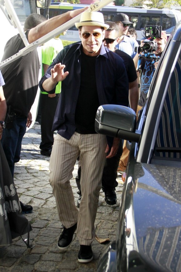 John Travolta chega no Recreio dos Bandeirantes para gravar comercial de cachaça, em 10 de julho de 2013