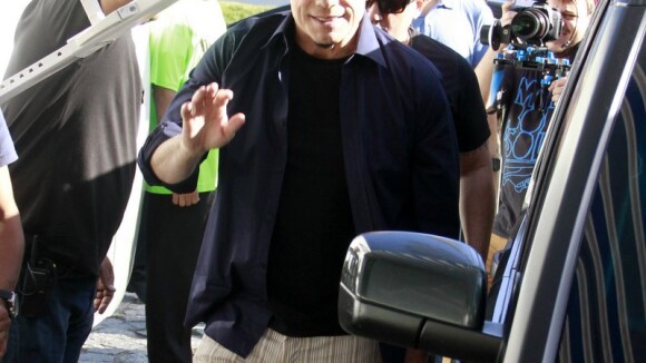 John Travolta grava comercial de cachaça em orla de praia do Rio