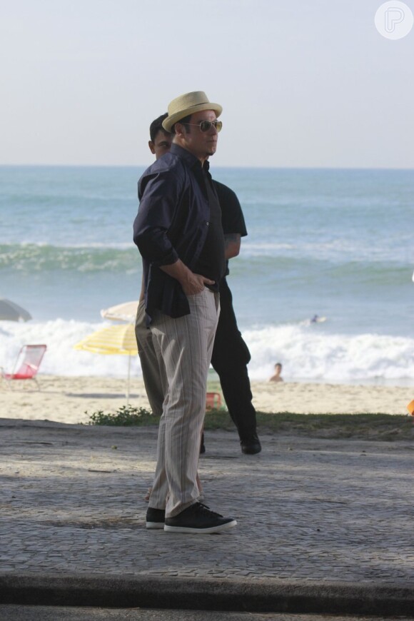John Travolta grava na orla da praia do Recreio dos Bandeirantes, no Rio