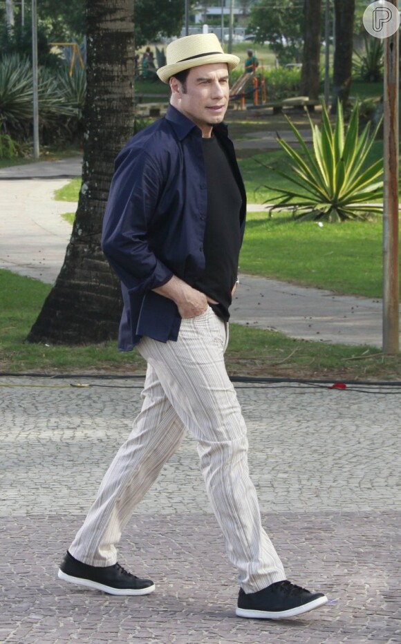 John Travolta estava vestido com um típico carioca para gravar o comercial da marca de cachaça Ypióca