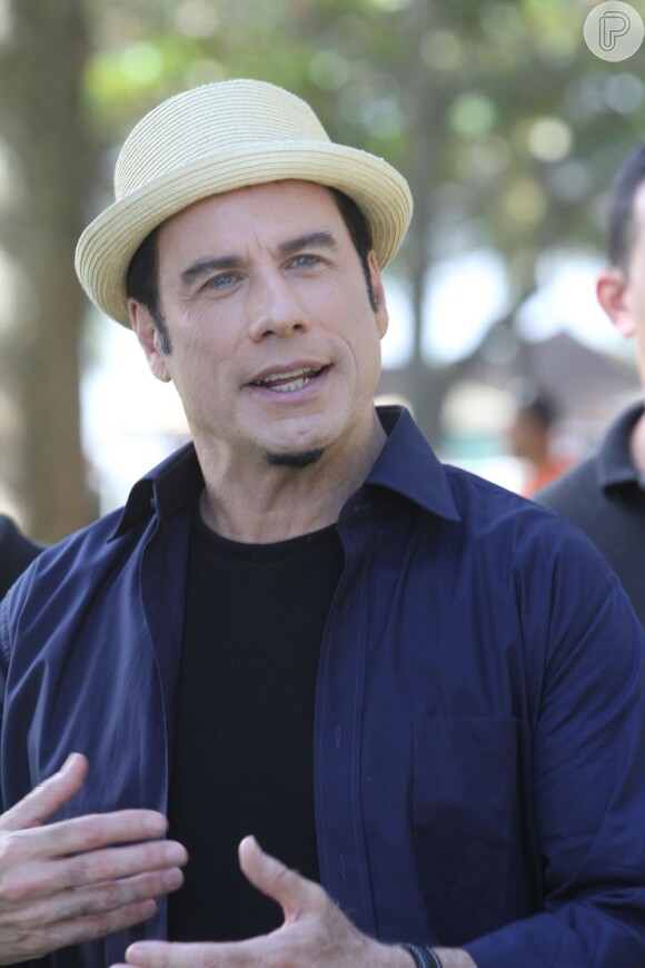 Para a gravação do comercial, John Travolta estava usando um chapéu típico dos malandros boêmios da lapa