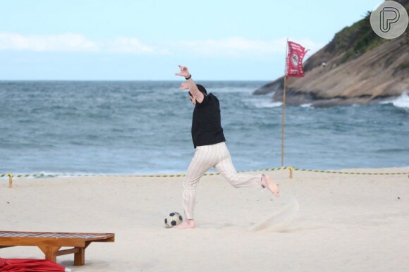 John Travolta se arriscou a dar uns passos de futebol nas areias da praia do Recreio dos Bandeirantes, durante as gravações do comercial de cachaça