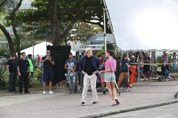 Carol Magno e John Travolta gravaram o comercial da marca de cachaça na orla da praia do Recreio dos Bandeirantes, na Zona Oeste do Rio de Janeiro