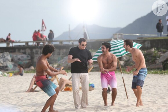 Durante as gravações, John Travolta se divertiu e chegou a ensaiar alguns passinhos de samba com os atores que participaram da gravação