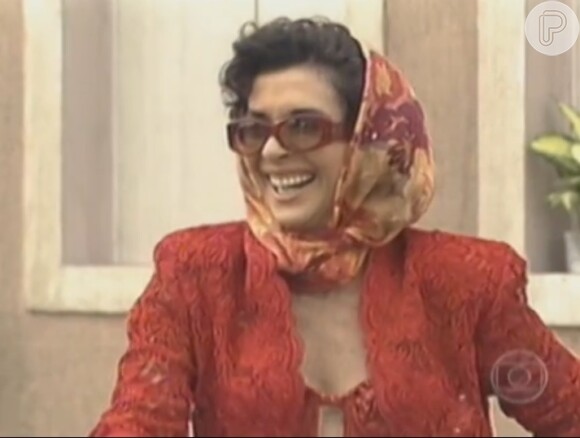 Betty Faria e o clássico visual da personagem 'Tieta': lenço e roupas sensuais. A novela deve ganhar remake na TV Globo em 2015