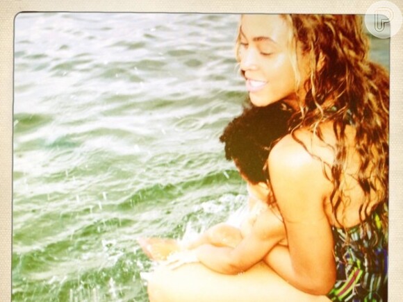 Beyoncé e a filha, Blue Ivy, brincam perto do mar