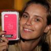 Carolina mostra sua capa para iPhone personalizada