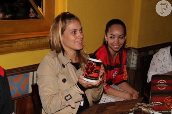 Carolina recebe caneca do Flamengo, seu time do coração