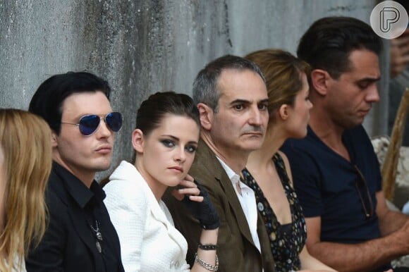 Kristen Stewart e Michael Pitt sentaram lado a lado durante o desfile da Chanel na Paris Fashion Week