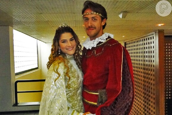 Priscila Fantin e Renan Abreu começaram o namoro durante a peça 'A marca do Zorro', de 2010. Na foto, o casal durante gravação de um especial