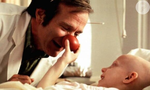 Em 'Patch Adams - O Amor é Contagioso' (1998), Robin Williams interpretou um médico que acreditava que a alegria dentro do hospital melhorava a recuperação dos pacientes