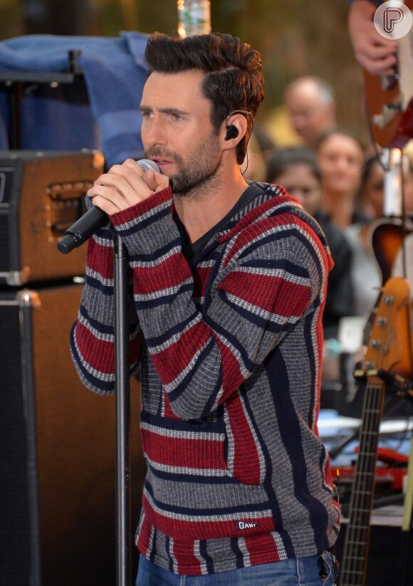 Adam Levine é vocalista da banda Maroon 5