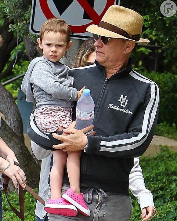 Tom Hanks é flagrado em dia de folga com a neta, Olivia