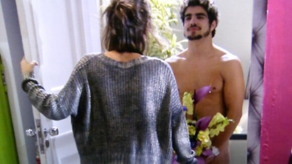 'Amor à Vida': Michel (Caio Castro) leva flores pelado para Patrícia