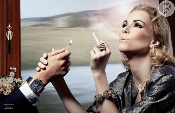 Ana, com cigarro na mão, se transporta para o cenário do filme 'Intriga internacional'