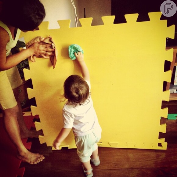 Pedro Scooby publica fotodo filho, Dom, ajudando a limpar as placas de borracha que cobrem parte do chão do apartamento que mora, em 18 de julho de 2013