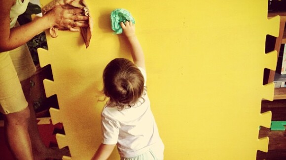 Pedro Scooby publica foto de Dom ajudando a limpar a casa