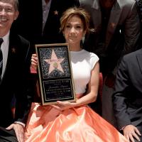 Jennifer Lopez lembra infância pobre em filme; veja dificuldades de mais famosos