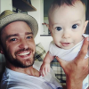 Justin Timberlake posa com o filho, Silas, de cinco meses. A foto foi postada pela rede social do programa 'The Tonight Show with Fallon', na última quarta-feira, 09 de setembro de 2015