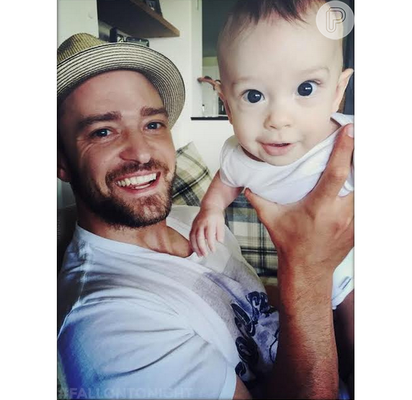 Justin Timberlake posa com o filho, Silas, de cinco meses. A foto foi postada pela rede social do programa 'The Tonight Show with Fallon', na última quarta-feira, 09 de setembro de 2015