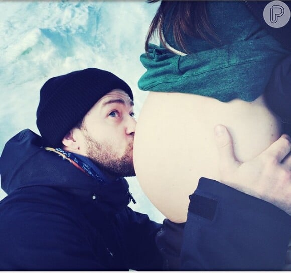 Justin Timberlake anunciou a gravidez da mulher beijando a barriga dela, em post no Instagram