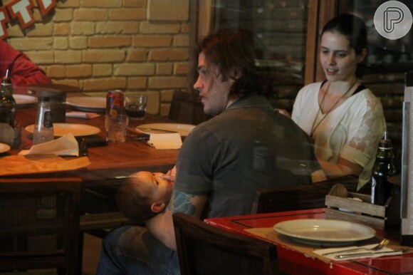 O ator, filho de Pepita Rodrigues, janta com a família em restaurante na Barra da Tijuca, no Rio
