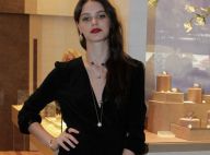 Laura Neiva ostenta joias em lançamento de grife em shopping do Rio