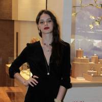 Laura Neiva ostenta joias em lançamento de grife em shopping do Rio