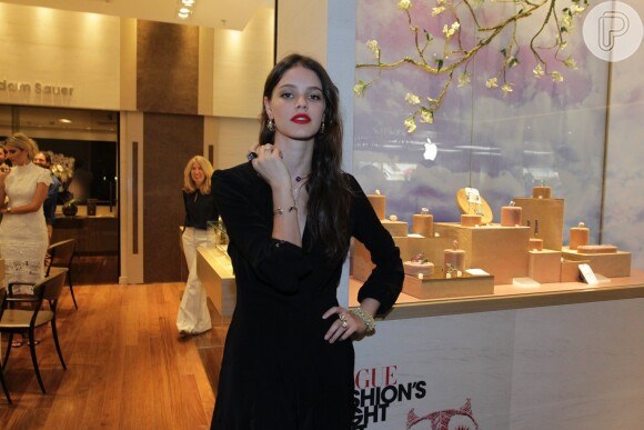 Laura Neiva marca presença em lançamento de joias