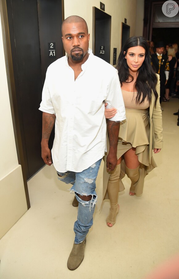 Grávida, Kim Kardashian escolheu um look monocromático em tom nude, com saia da grife Givenchy