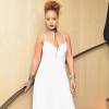Rihanna caprichou no look e escolheu um vestido branco longo de veludo da grife Ellery, avaliado em £ 1.596 (cerca de R$ 9.457,10), e arrematou o visual com calças pantalonas pretas por baixo do vestido, gargantilhas e batom azul