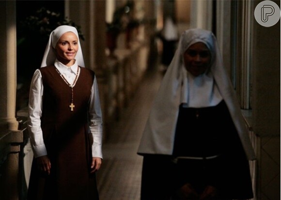 Doralice (Rita Guedes) deixa o convento levando bebê que perdeu a mãe no parto, em 'Flor do Caribe'