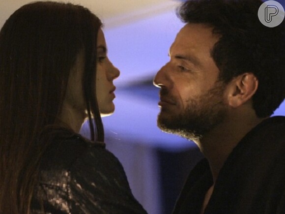Angel (Camila Queiroz) acabou seduzida por Alex (Rodrigo Lombardi) e convencida a se tornar sua amante, na novela 'Verdades Secretas'