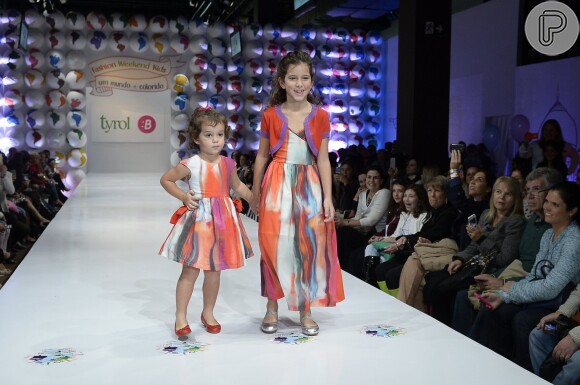Helena e Clara desfilam no Fashion Weekend Kids, realizado em São Paulo