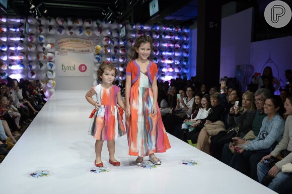 Rodrigo Faro e Vera Viel desfilaram com as pequenas Clara, Maria e Helena durante o Fashion Weekend Kids, em São Paulo, realizado neste sábado, dia 12 de setembro de 2015