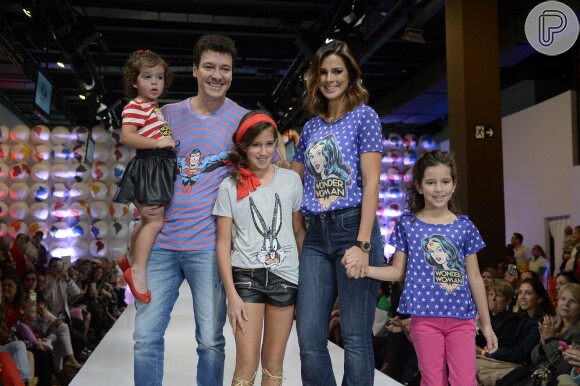 Rodrigo Faro e Vera Viel desfilaram com as pequenas Clara, Maria e Helena durante o Fashion Weekend Kids, em São Paulo, realizado neste sábado, dia 12 de setembro de 2015