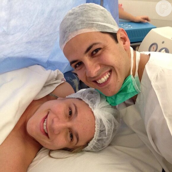 Fernanda Gentil e Matheus Braga na maternidade, no dia do nascimento de Gabriel