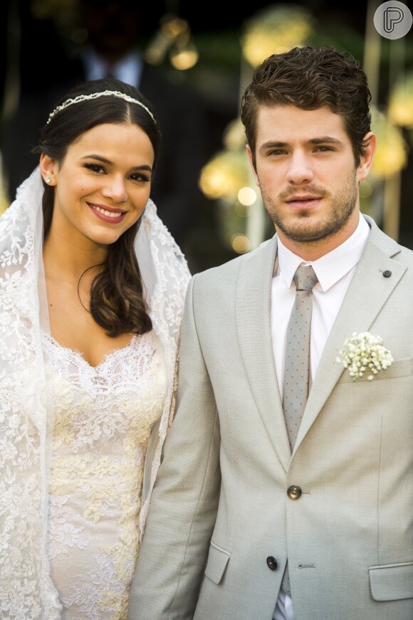 Mari (Bruna Marquezine) e Benjamin (Maurício Destri) descobrem a sabotagem e conseguem reabrir o Cebola Brava, na novela 'I Love Paraisópolis'