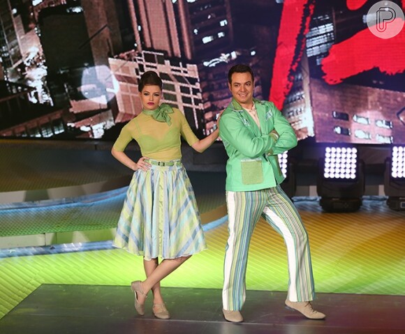 Agatha Moreira e Leandro Azevedo fazem pose durante apresentação de rock na 'Dança dos Famosos'