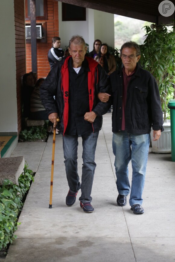 Xuxa, Sasha e Junno Andrade estiveram no cemitério Jardim da Saudade, no Rio de Janeiro, neste domingo, 13 de setembro de 2015. No local aconteceu o velório e enterro de Cirano Rojabaglia, irmão da apresentadora e pai de Nikki Meneghel