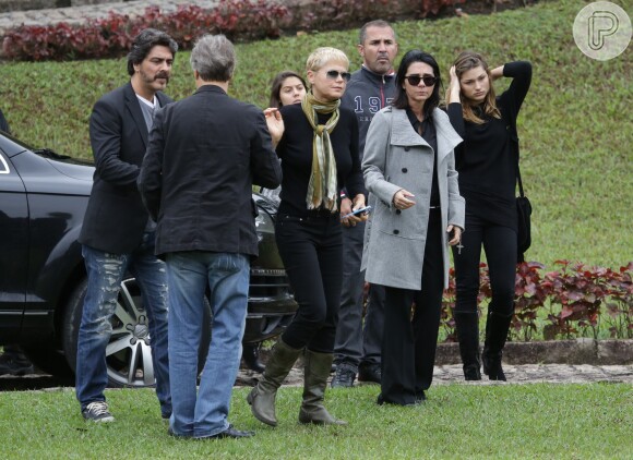 Xuxa, Sasha e Junno Andrade estiveram no cemitério Jardim da Saudade, no Rio de Janeiro, neste domingo, 13 de setembro de 2015