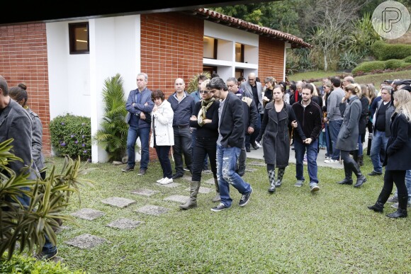 Xuxa, Sasha e Junno Andrade estiveram no cemitério Jardim da Saudade, no Rio de Janeiro, neste domingo, 13 de setembro de 2015. No local aconteceu o velório e enterro de Cirano Rojabaglia, irmão da apresentadora e pai de Nikki Meneghel
