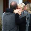 Chorando muito, Xuxa foi consolada por amigos e familiares
