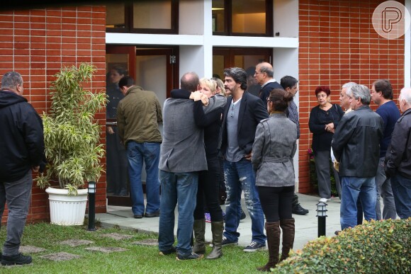 Xuxa, Sasha e Junno Andrade estiveram no cemitério Jardim da Saudade, no Rio de Janeiro, neste domingo, 13 de setembro de 2015. No local aconteceu o velório e enterro de Cirano Rojabaglia, irmão da apresentadora e pai de Nikki Meneghel