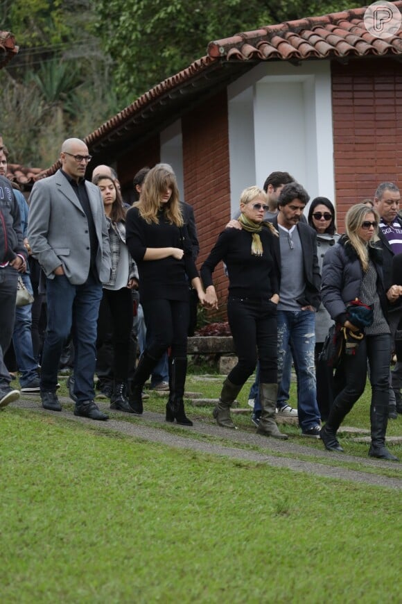 Xuxa, Sasha e Junno Andrade estiveram no cemitério Jardim da Saudade, no Rio de Janeiro, neste domingo, 13 de setembro de 2015. No local aconteceu o velório e enterro de Cirano Rojabaglia, irmão da apresentadora e pai de Nikki Meneghel