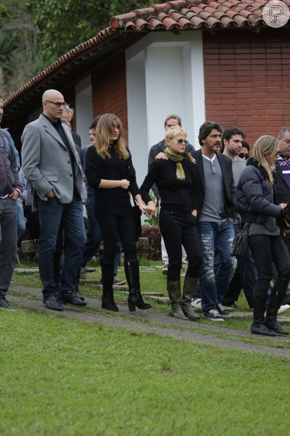Xuxa, Sasha e Junno Andrade estiveram no cemitério Jardim da Saudade, no Rio de Janeiro, neste domingo, 13 de setembro de 2015 para o velório e enterro de Cirano Rojabaglia, irmão da apresentadora