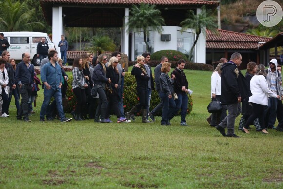 Xuxa, Sasha e Junno Andrade estiveram no cemitério Jardim da Saudade, no Rio de Janeiro, neste domingo, 13 de setembro de 2015. No local aconteceu o velório e enterro de Cirano Rojabaglia, irmão da apresentadora e pai de Nikki Meneghel