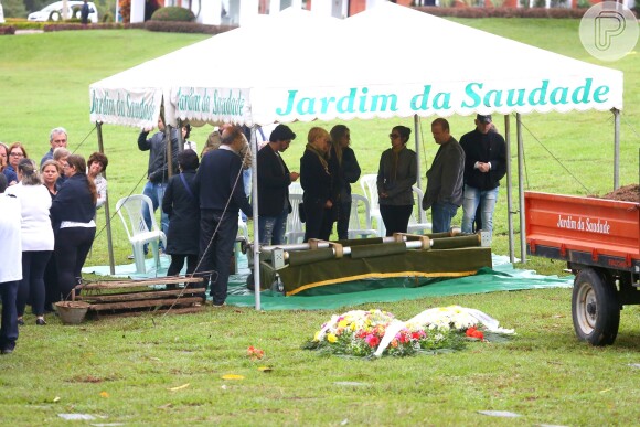 Xuxa, Sasha e Junno Andrade estiveram no cemitério Jardim da Saudade, no Rio de Janeiro, neste domingo, 13 de setembro de 2015. No local aconteceu o velório e enterro de Cirano Rojabaglia, irmão da apresentadora e pai de Nikki Meneghel