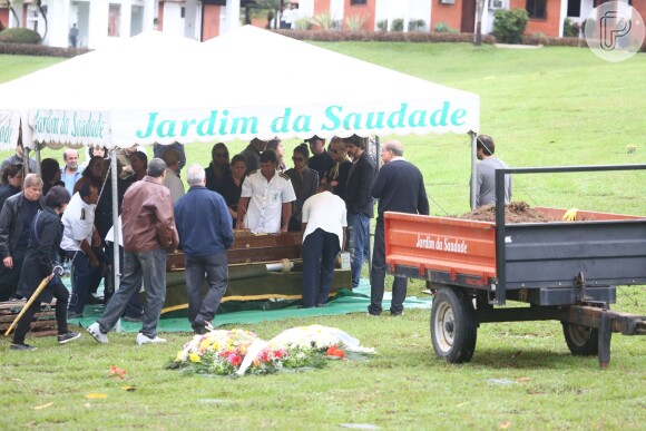 Xuxa, Sasha e Junno Andrade estiveram no cemitério Jardim da Saudade, no Rio de Janeiro, neste domingo, 13 de setembro de 2015. No local aconteceu o velório e enterro de Cirano Rojabaglia, irmão da apresentadora e pai de Nikki Meneghel